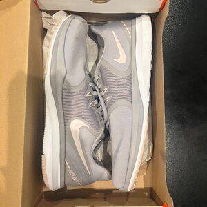 W Nike In-Season TR 8 Size 10.5  Womens Grey Sneakers‎